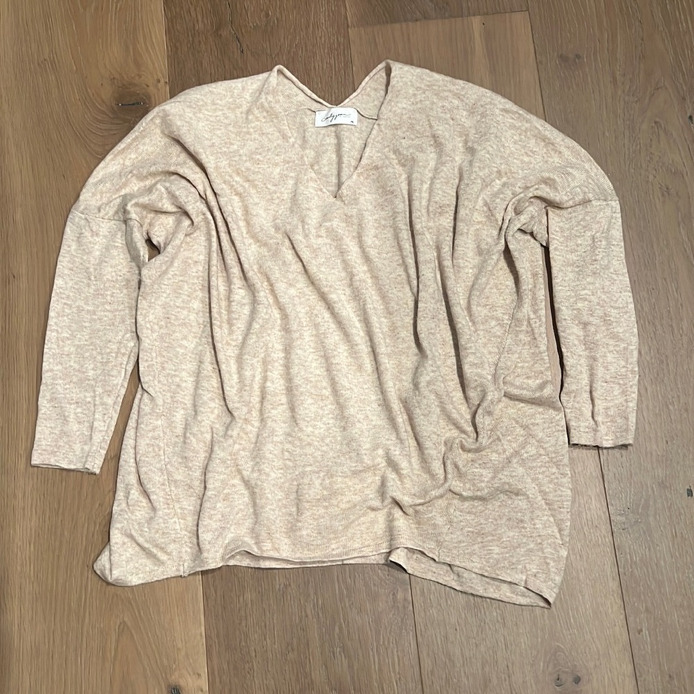 Carly Jean Los Angeles  Oatmeal Sweater size  M/L